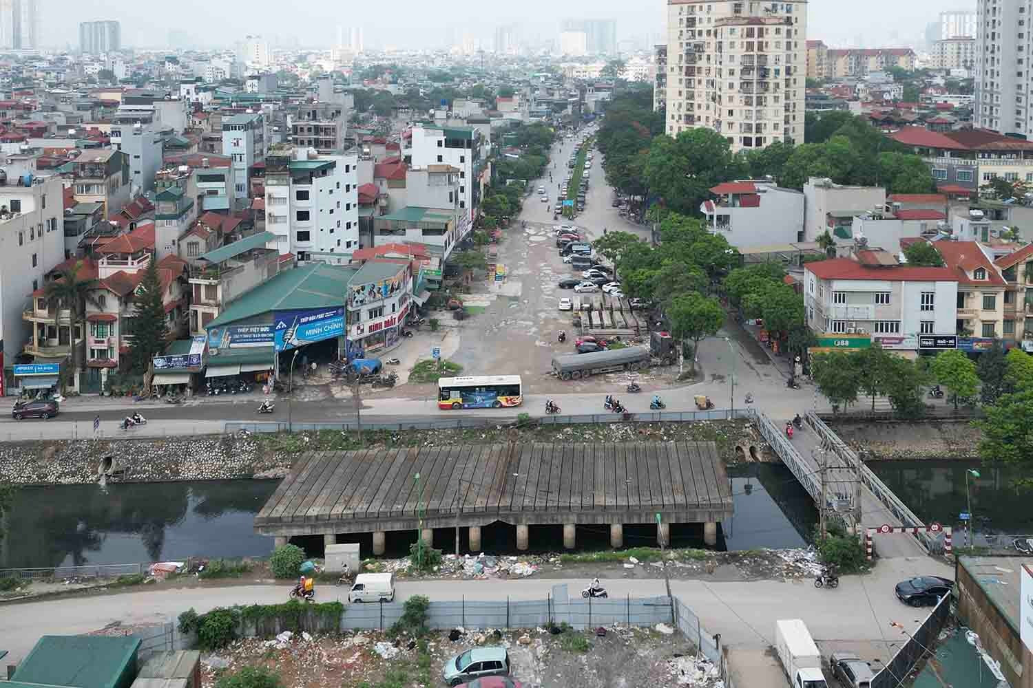 Cây cầu bắc ngang vành đai nằm sâu trong lõi đô thị Hà Nội 'treo' hơn 10 năm chuẩn bị tái thi công- Ảnh 2.