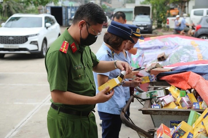 Quảng Ninh điều tra vụ 2 người bí ẩn bỏ lại hàng nghìn hộp nước yến, đông trùng, vitamin,... trong bãi rác giữa đêm
