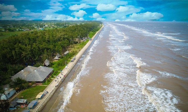 Bãi biển đặc biệt ở miền Tây Việt Nam gây ấn tượng với những cánh quạt điện gió khổng lồ- Ảnh 2. Bãi biển đặc biệt ở miền Tây Việt Nam gây ấn tượng với những cánh quạt điện gió khổng lồ- Ảnh 2.