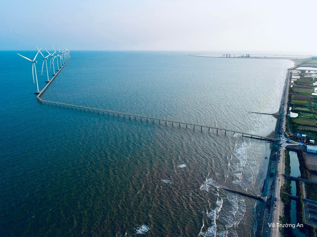 Bãi biển đặc biệt ở miền Tây Việt Nam gây ấn tượng với những cánh quạt điện gió khổng lồ- Ảnh 1. Bãi biển đặc biệt ở miền Tây Việt Nam gây ấn tượng với những cánh quạt điện gió khổng lồ- Ảnh 1.