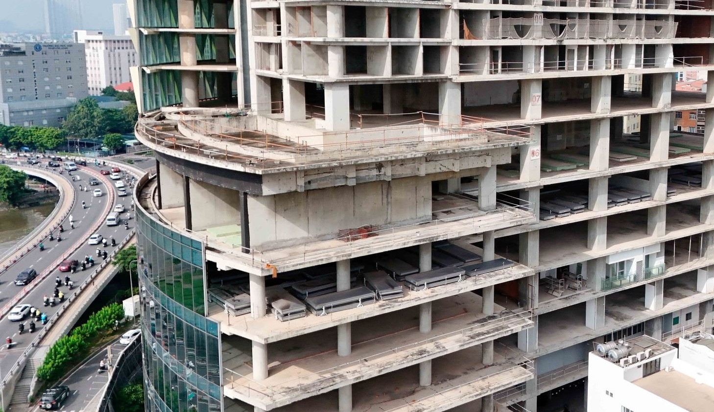 Tòa nhà chọc trời từng kỳ vọng cao thứ 3 Việt Nam: ‘Trơ xương’ sau gần 20 năm, tận dụng thành bãi giữ xe ‘bất đắc dĩ’- Ảnh 3. Tòa nhà chọc trời từng kỳ vọng cao thứ 3 Việt Nam: ‘Trơ xương’ sau gần 20 năm, tận dụng thành bãi giữ xe ‘bất đắc dĩ’- Ảnh 3.