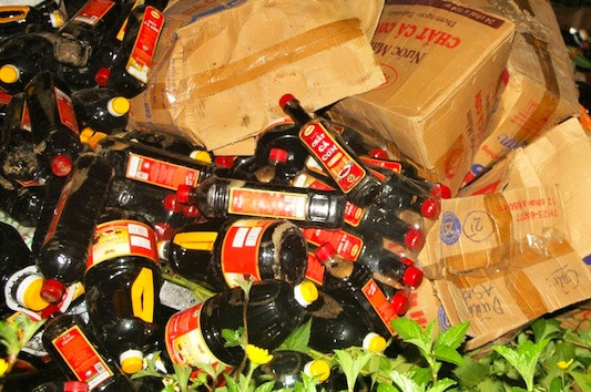 Hơn 1.000 chai nước mắm bị vứt ven đường