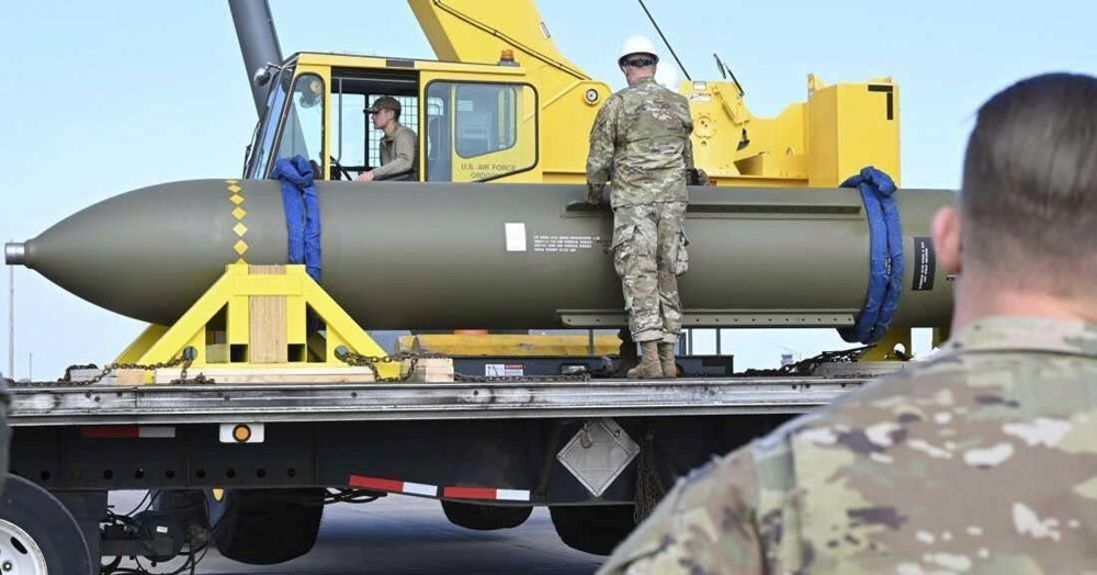 Israel thúc giục Mỹ khai hỏa bom xuyên boongke: Vỏ dày, lõi nổ gần 3 tấn, có thể xuyên thủng cơ sở hạt nhân nằm sâu 90m dưới núi đá - ảnh 3