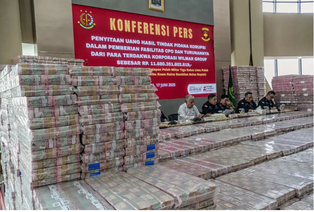 Tịch thu hơn 700 triệu USD trong 1 vụ tham nhũng, núi tiền đủ để xếp đầy diện tích lớn gấp 1,5 lần sân vận động cấp FIFA - ảnh 2