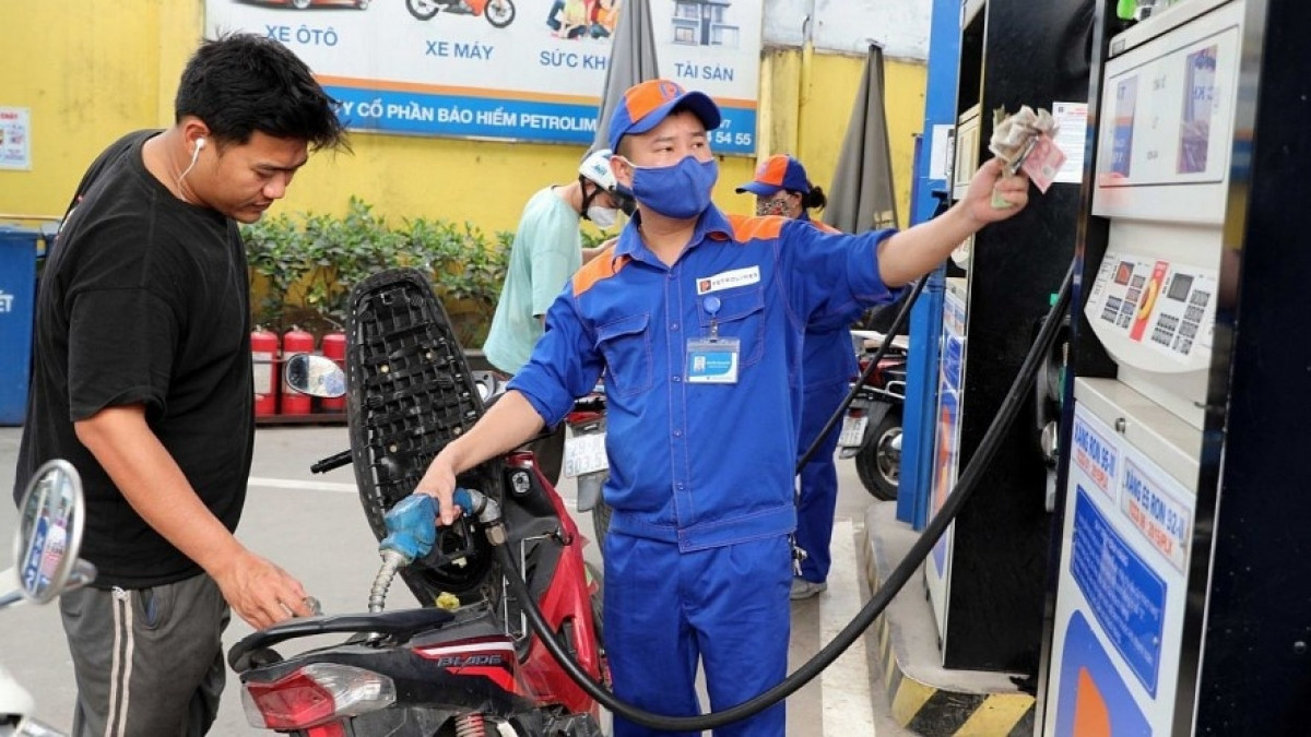 Giá dầu thế giới tăng ‘dựng đứng’, giá xăng dầu trong nước cũng đồng loạt tăng mạnh