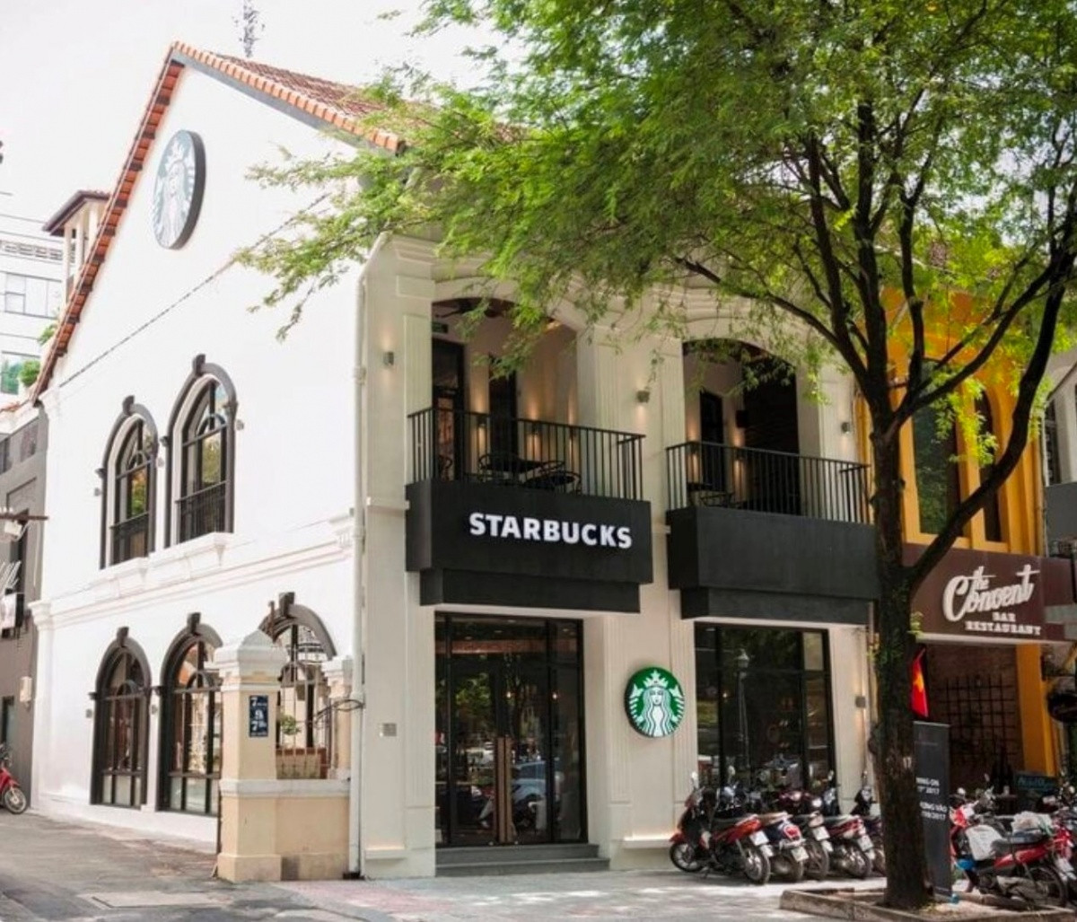 Bị đẩy khỏi đất vàng Hàn Thuyên, Starbucks Reserve trở lại và ‘phục thù’ ngay đối diện