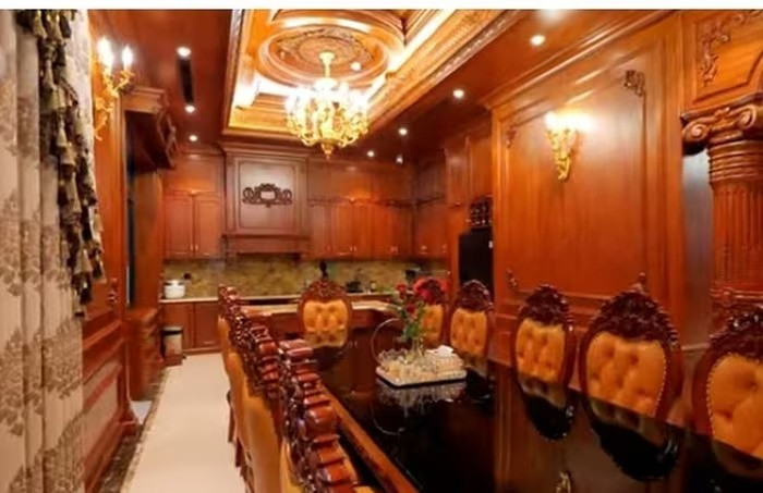 Bên trong ‘lâu đài gỗ quý’ của đại gia vùng biên: Cổng nhôm đúc, đèn dát vàng, hồ cá Koi tiền tỷ- Ảnh 4. Bên trong ‘lâu đài gỗ quý’ của đại gia vùng biên: Cổng nhôm đúc, đèn dát vàng, hồ cá Koi tiền tỷ- Ảnh 4.
