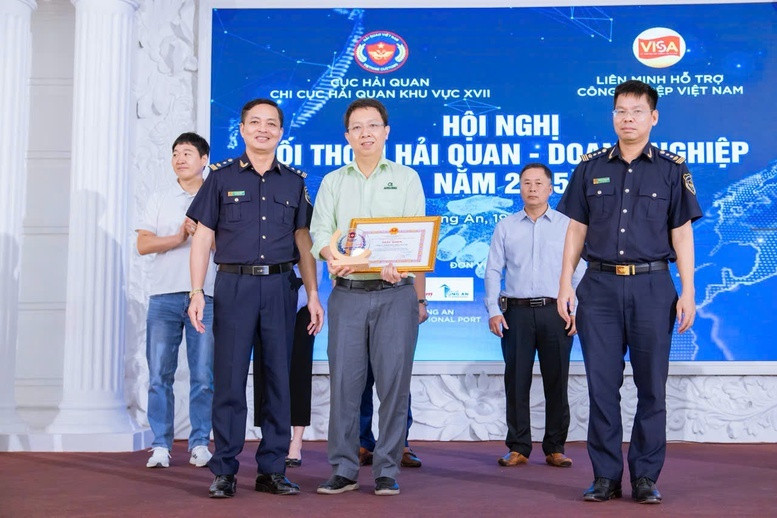 Điểm tên 12 doanh nghiệp vừa được Chi cục Hải quan khu vực XVII tặng giấy khen