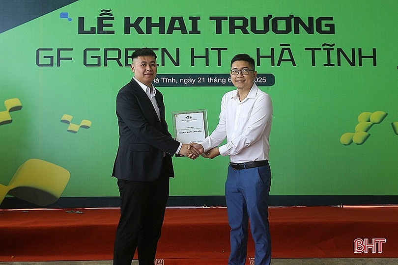Công ty của tỷ phú Phạm Nhật Vượng đưa mạng lưới cho thuê xe điện vào vận hành tại Hà Tĩnh