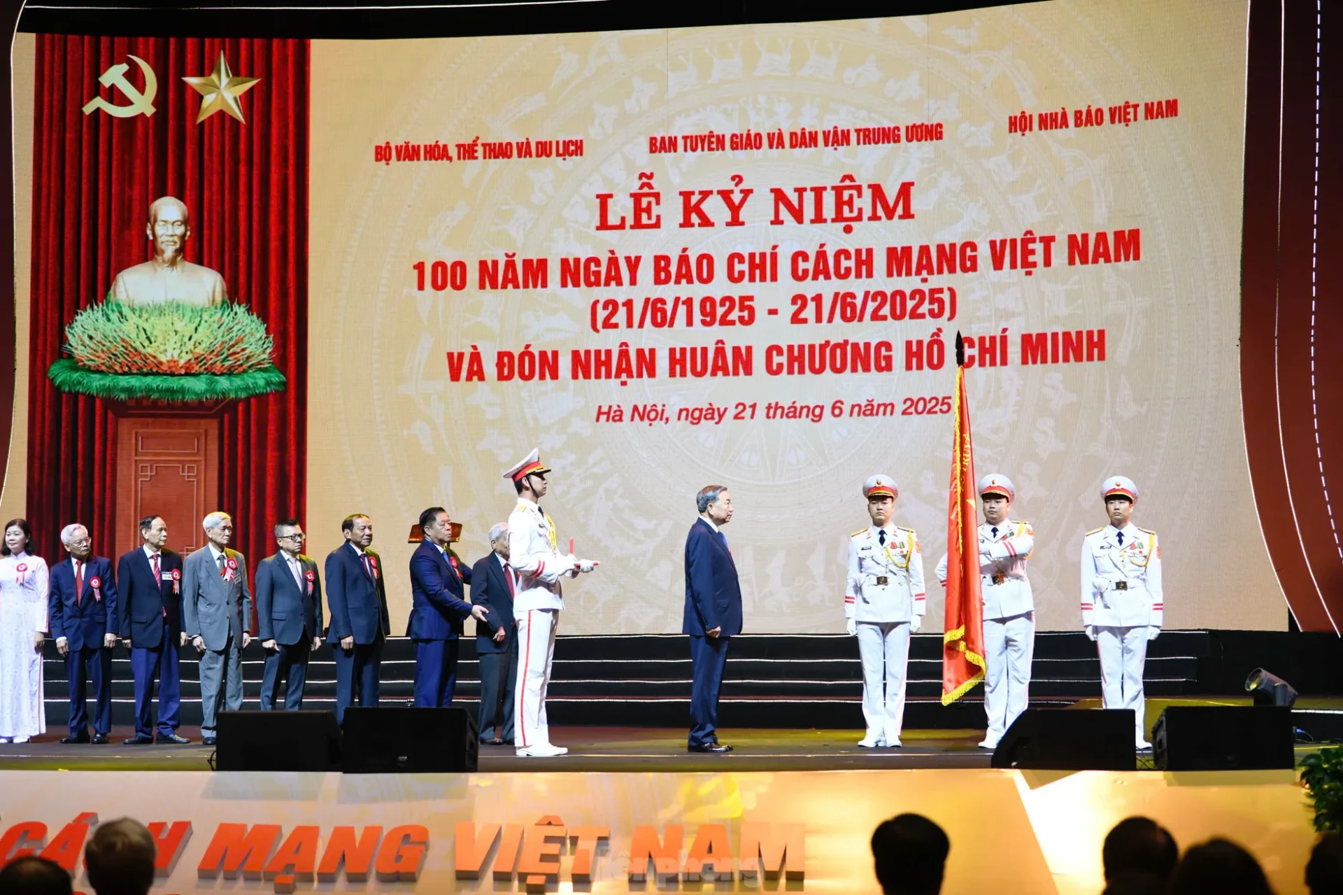 Tổng Bí thư: Báo chí dũng cảm đấu tranh, loại bỏ cái xấu, cổ vũ cái mới, cái tiến bộ ảnh 8