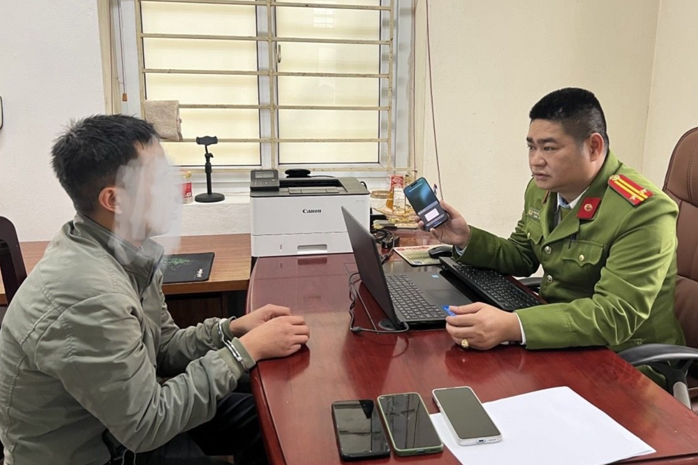 Truy xét, bắt Nguyễn Văn Quyền sinh năm 1996, tịch thu điện thoại, túi xách, tiền mặt