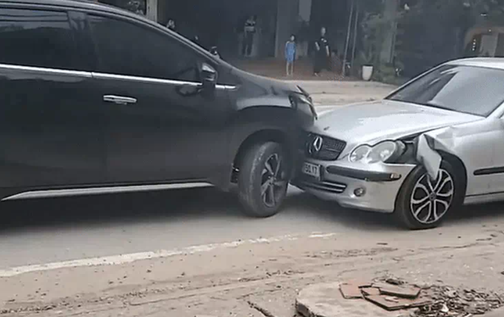 Thông tin mới vụ tài xế Mercedes ‘sốc thuốc’ tông loạt xe đỗ ven đường - ảnh 1