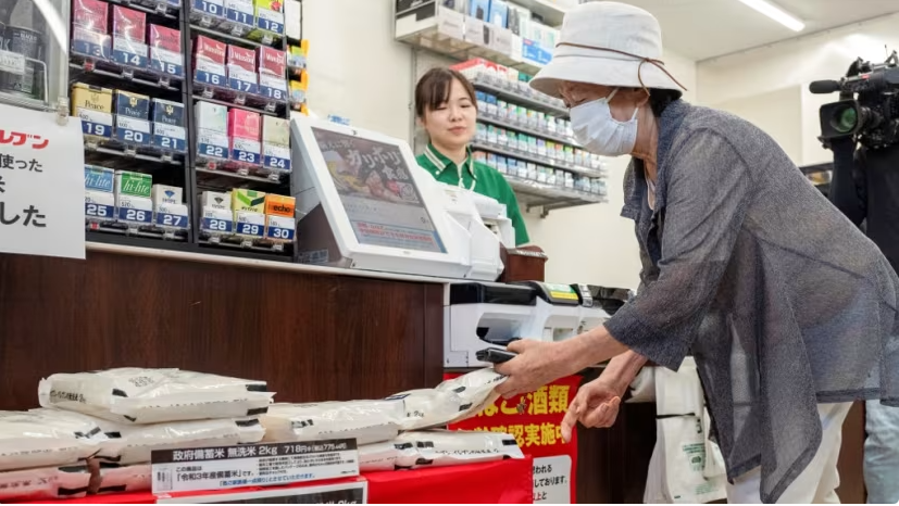 Siêu cường châu Á lung lay: Giá gạo tăng cao nhất 50 năm khiến lạm phát lập đỉnh, mỗi người dân được hỗ trợ 3,6 triệu đồng vẫn không ăn thua - ảnh 1
