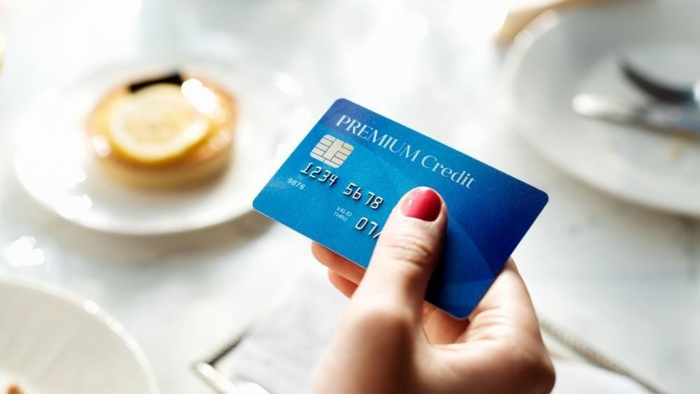 Một ngân hàng sắp hủy toàn bộ giao dịch đối với 2 dòng thẻ
