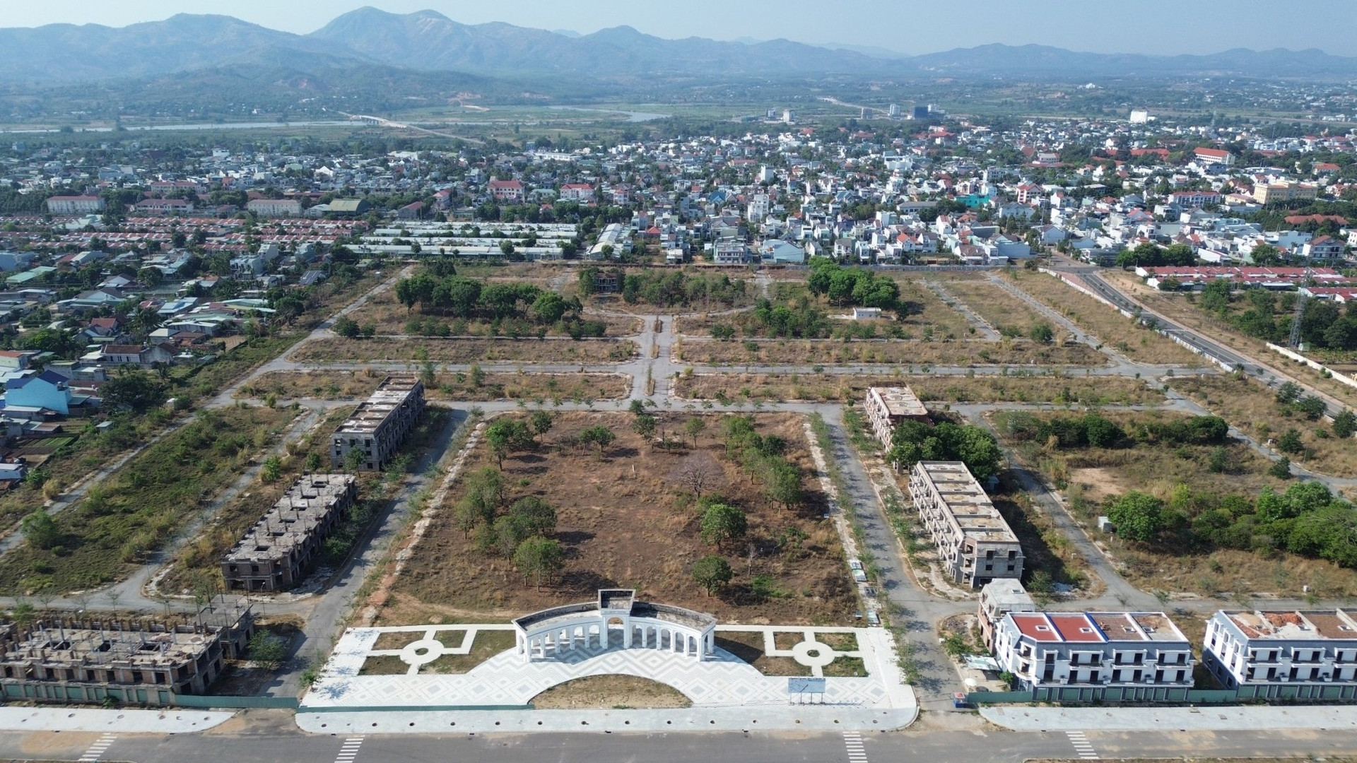 Dấu chấm hết cho dự án FLC từng được ví như 'Sài Gòn thu nhỏ giữa đại ngàn' và sự xuất hiện của một thế lực bí ẩn- Ảnh 2. Dấu chấm hết cho dự án FLC từng được ví như 'Sài Gòn thu nhỏ giữa đại ngàn' và sự xuất hiện của một thế lực bí ẩn- Ảnh 2.