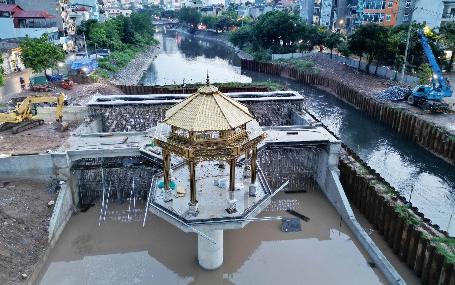 Đập tràn giữ nước có kiến trúc 'lạ mắt' đã hình thành trên sông Tô Lịch