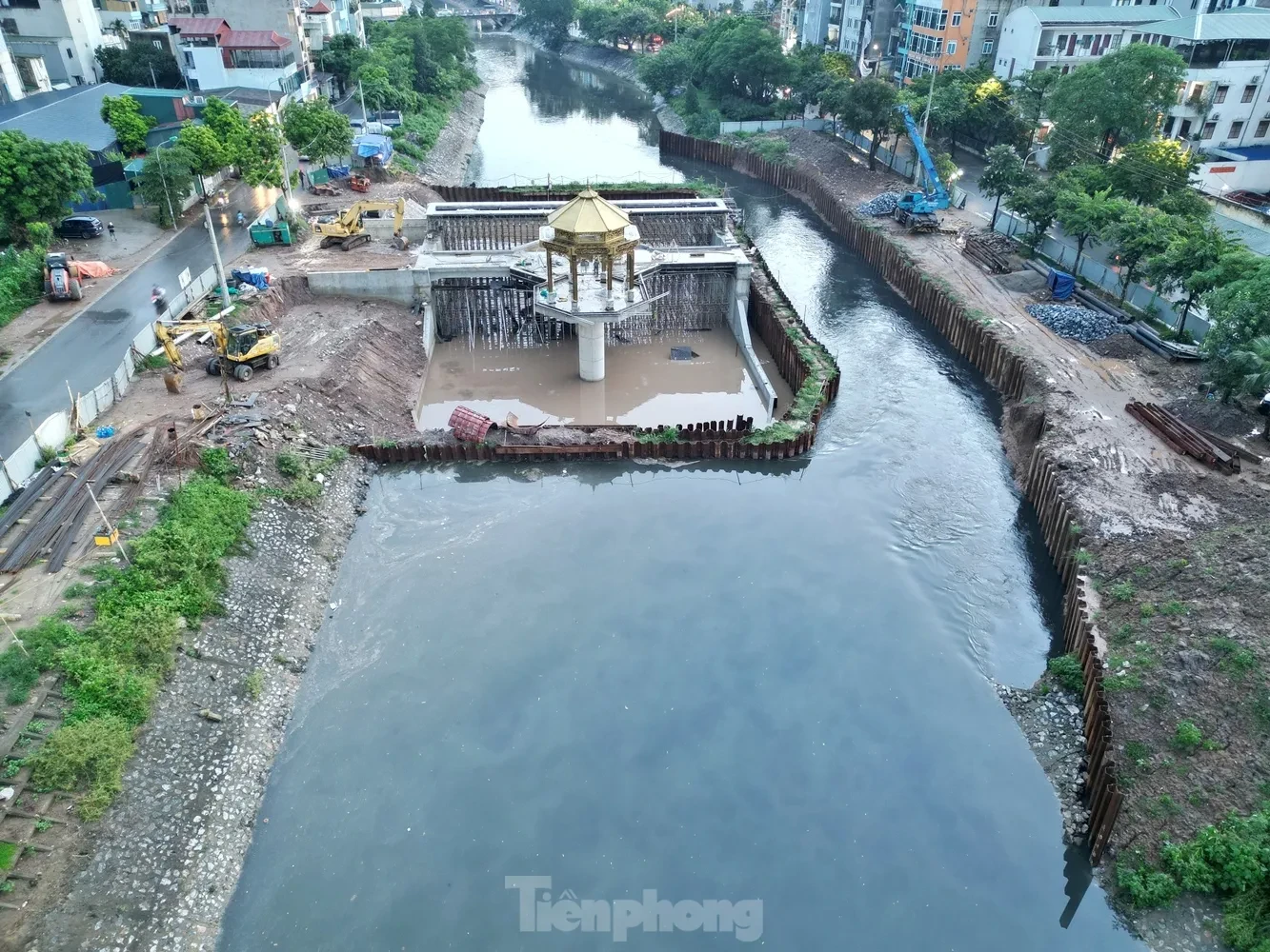 Đập tràn giữ nước có kiến trúc 'lạ mắt' đã hình thành trên sông Tô Lịch ảnh 1