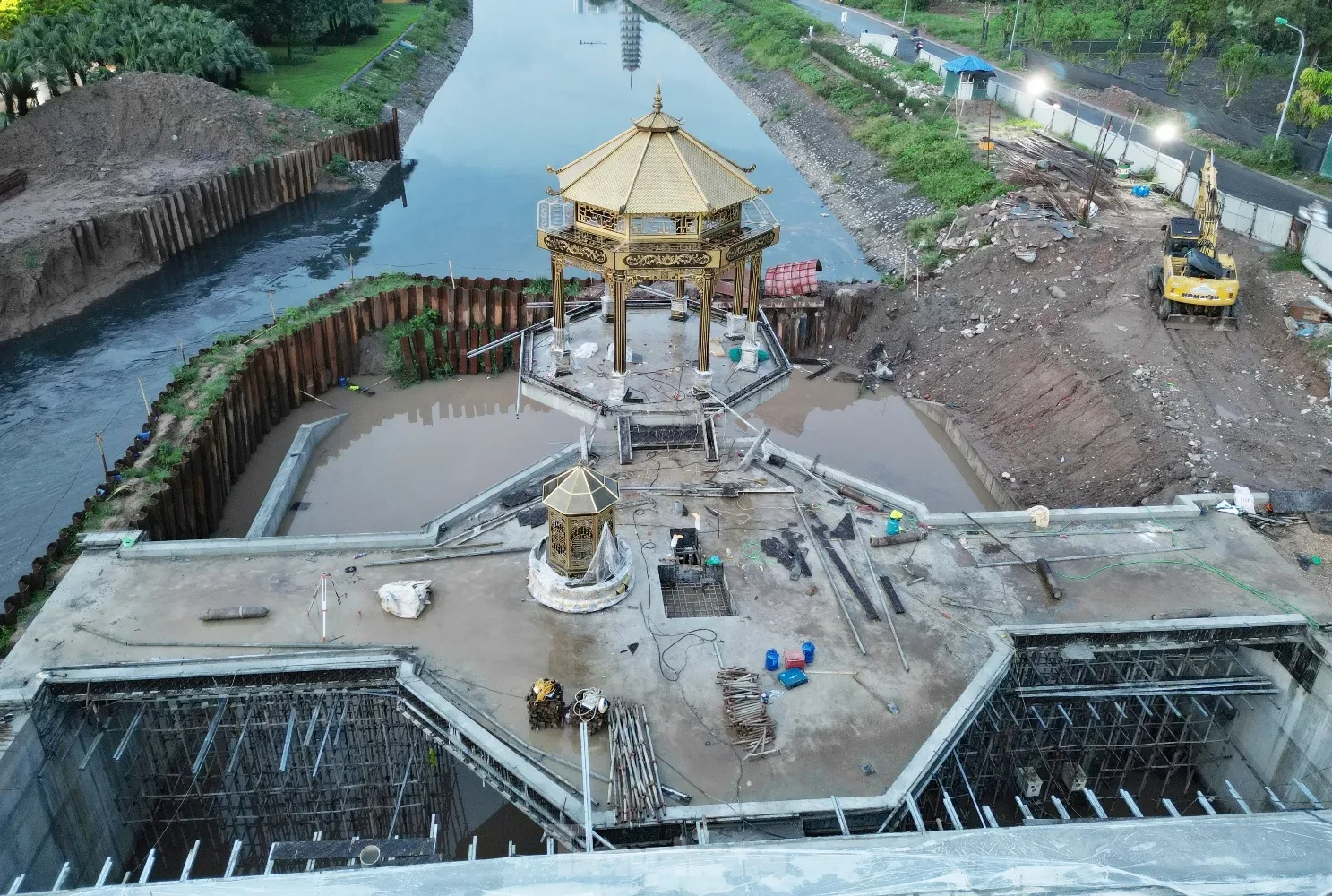Đập tràn giữ nước có kiến trúc 'lạ mắt' đã hình thành trên sông Tô Lịch ảnh 2