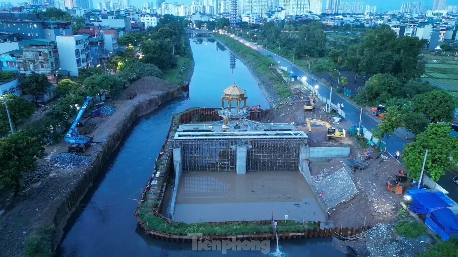 Đập tràn giữ nước có kiến trúc 'lạ mắt' đã hình thành trên sông Tô Lịch ảnh 3