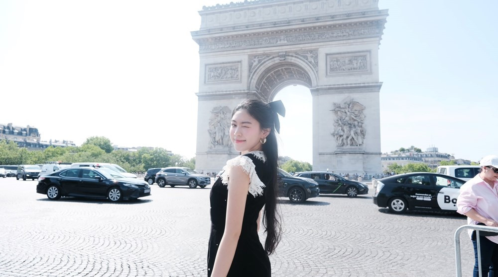 Con gái MC Quyền Linh diện đồ hàng trăm triệu ở Pháp - ảnh 5