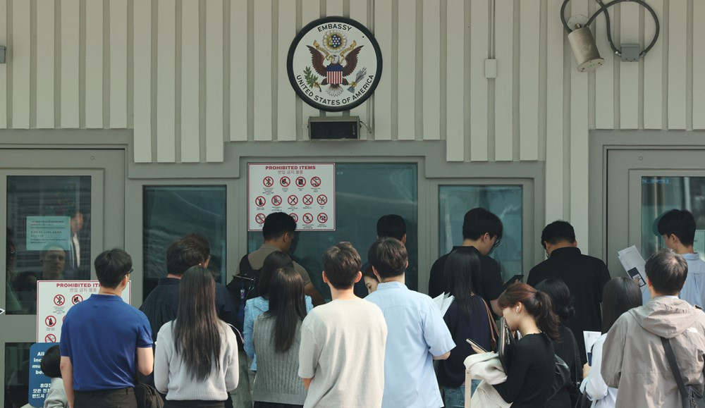 Hàng loạt sinh viên cuống cuồng tìm đến ‘người mai táng kỹ thuật số’ để xin visa du học Mỹ: Chuyện gì xảy ra ở siêu cường châu Á? - ảnh 1