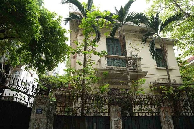 Biệt thự bỏ hoang 10 năm trên đất ‘kim cương’ Hà Nội đề xuất làm trụ sở phường: Rộng 410m2, bên trong xuống cấp, lãng phí- Ảnh 1. Biệt thự bỏ hoang 10 năm trên đất ‘kim cương’ Hà Nội đề xuất làm trụ sở phường: Rộng 410m2, bên trong xuống cấp, lãng phí- Ảnh 1.