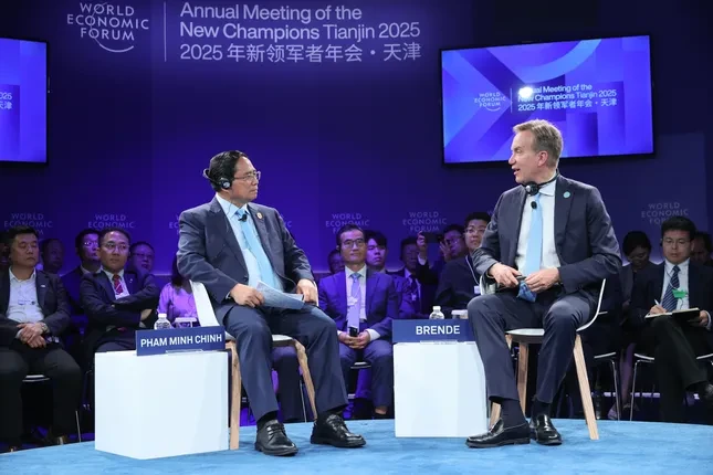 Thủ tướng Phạm Minh Chính trả lời câu hỏi 'nóng' của Chủ tịch WEF ảnh 1