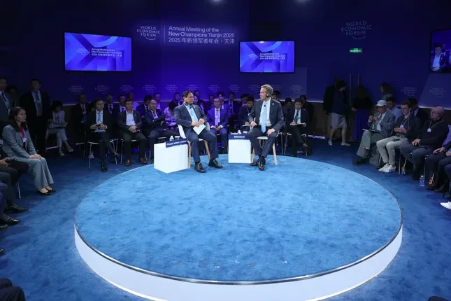 Thủ tướng Phạm Minh Chính trả lời câu hỏi 'nóng' của Chủ tịch WEF ảnh 2