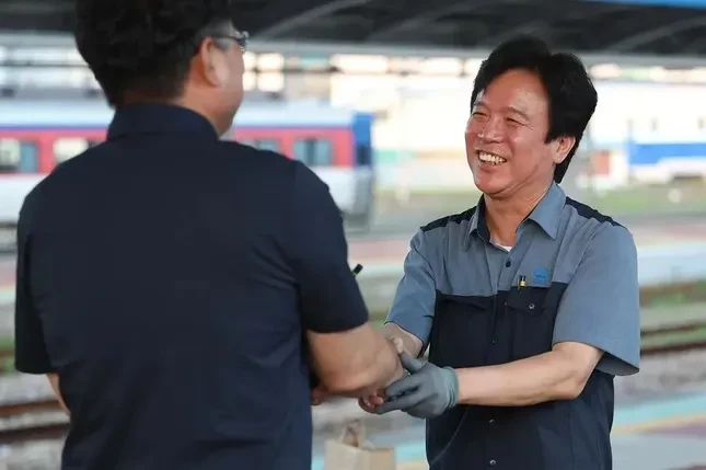 Từ sân ga đến chính trường: Người lái tàu được đề cử làm bộ trưởng ở Hàn Quốc gây phản ứng trái chiều ảnh 5