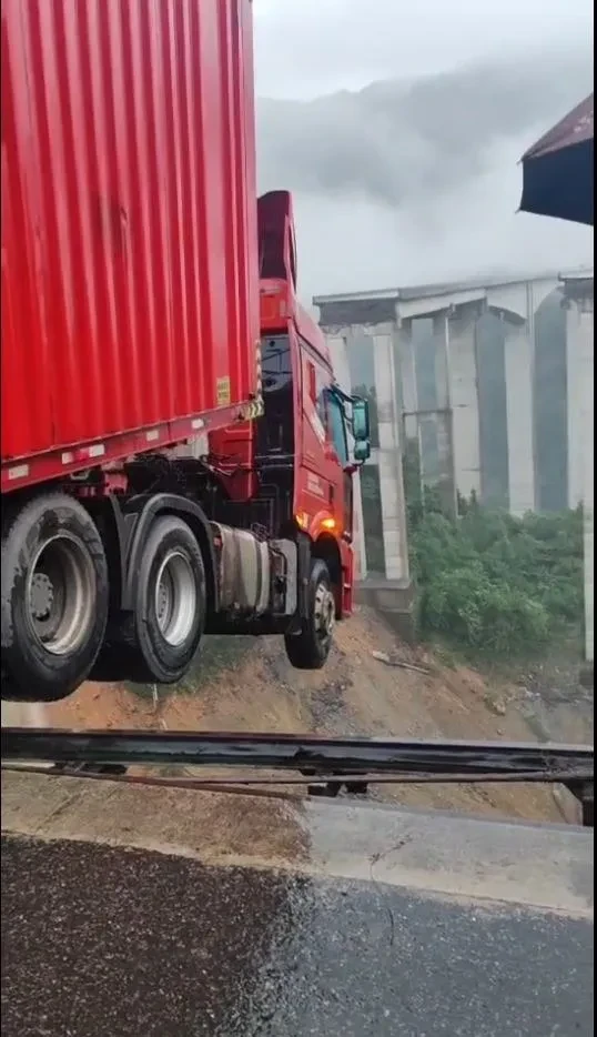 Trung Quốc: Mưa lũ gây sập cầu, tài xế container mắc kẹt trên miệng vực sâu 100m ảnh 1