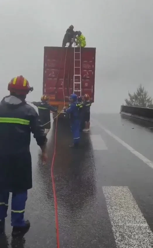 Trung Quốc: Mưa lũ gây sập cầu, tài xế container mắc kẹt trên miệng vực sâu 100m ảnh 4