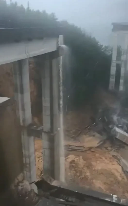 Trung Quốc: Mưa lũ gây sập cầu, tài xế container mắc kẹt trên miệng vực sâu 100m ảnh 5