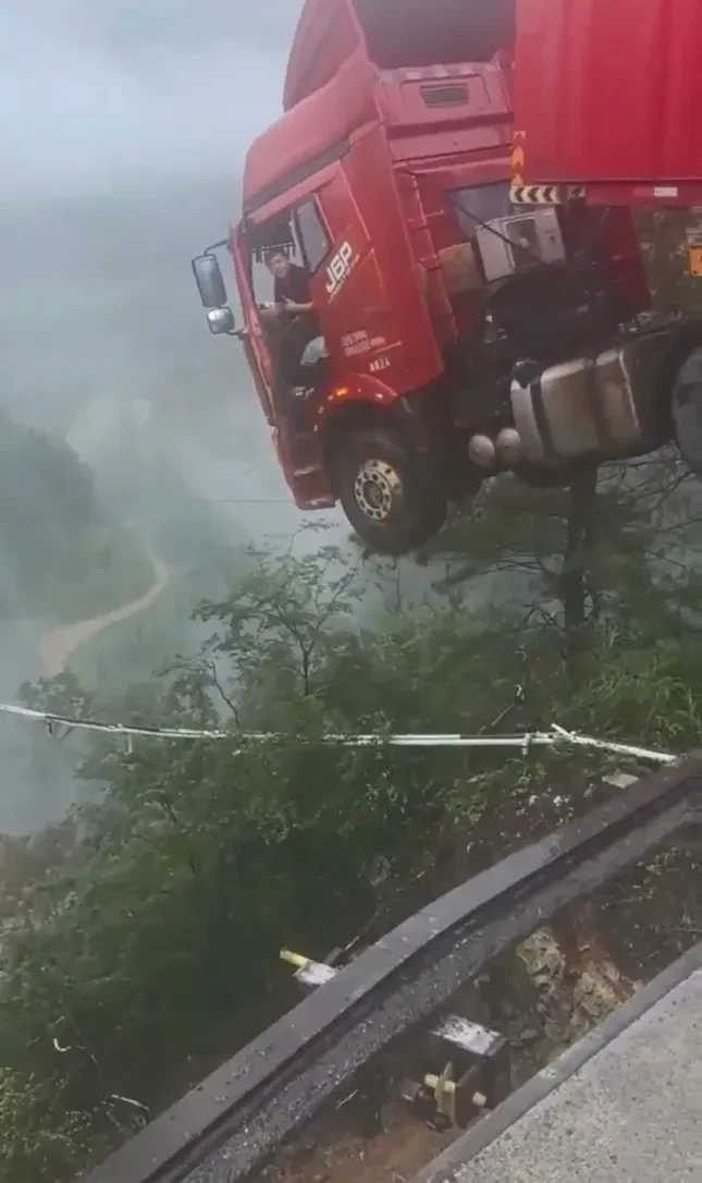 Trung Quốc: Mưa lũ gây sập cầu, tài xế container mắc kẹt trên miệng vực sâu 100m ảnh 2