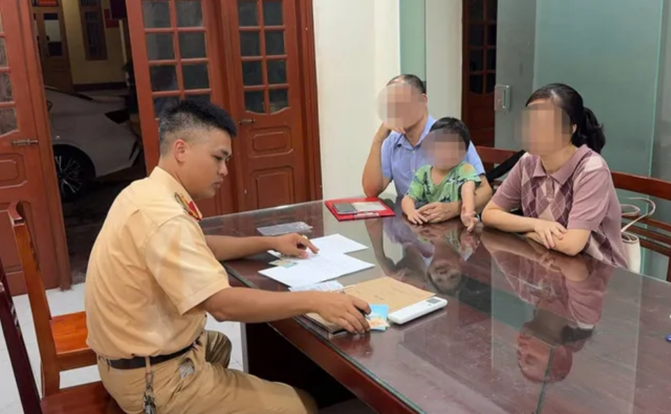 Phạm lỗi này trên cao tốc, nữ tài xế bị phạt 35 triệu, trừ 10 điểm GPLX