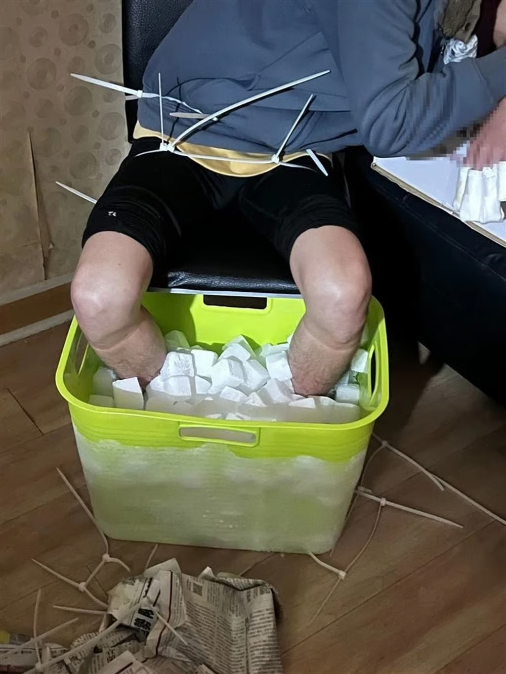 Ngâm chân trong đá khô suốt 10 tiếng rồi cắt cụt để lừa bảo hiểm 36 tỷ đồng, nam sinh viên nhận cái kết đắng lòng - ảnh 1