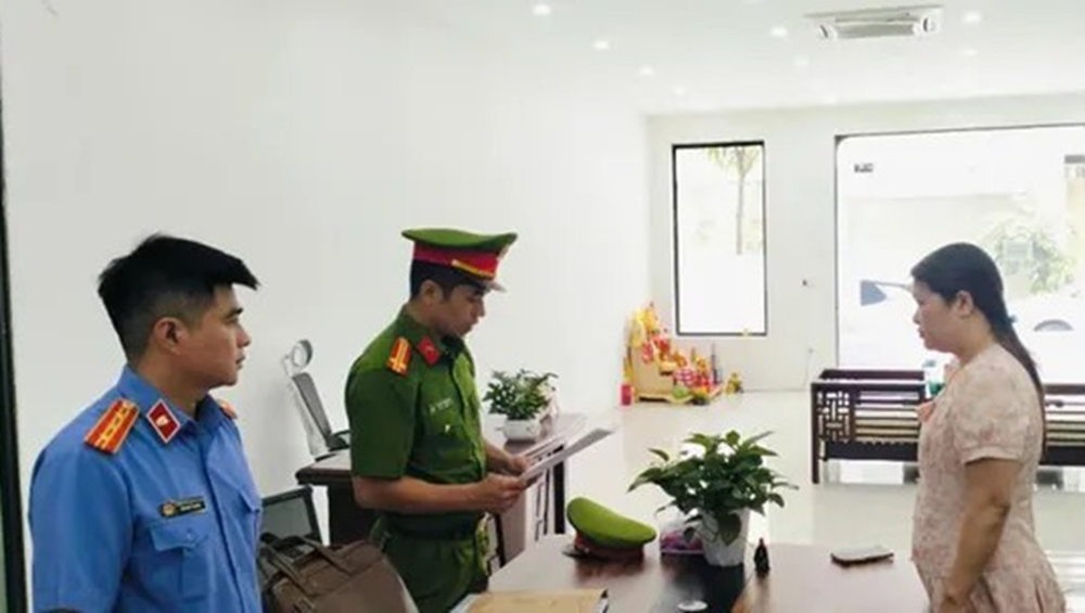 Khởi tố, cấm đi khỏi nơi cư trú một Chủ tịch sinh năm 1984 - ảnh 1