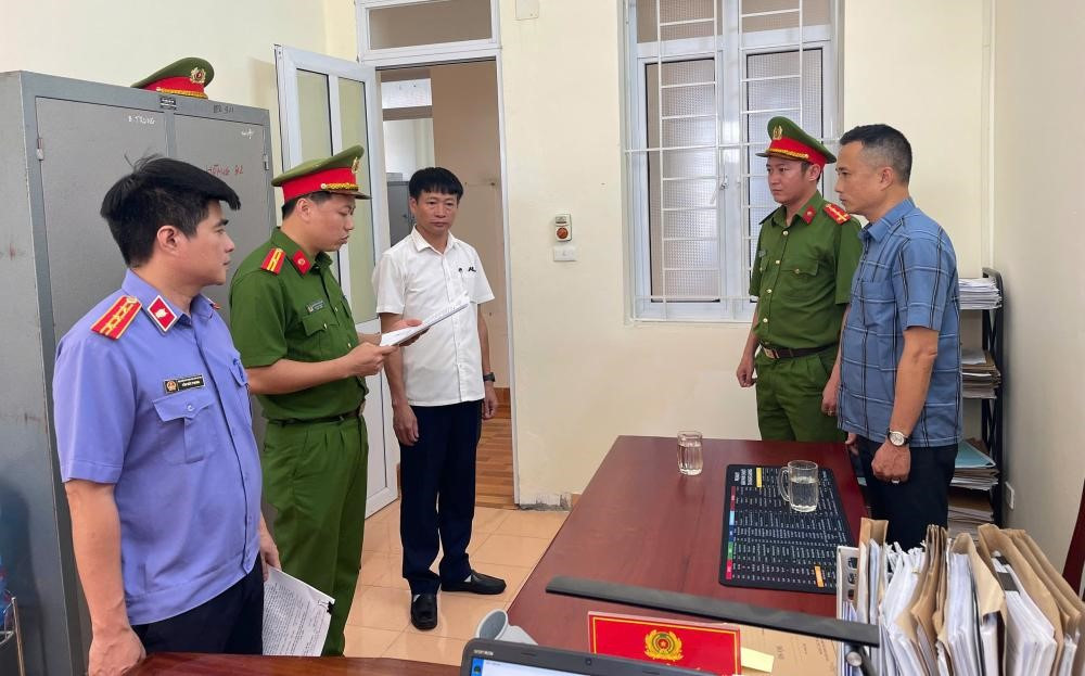 Khởi tố, cấm đi khỏi nơi cư trú một Chủ tịch sinh năm 1984 - ảnh 2