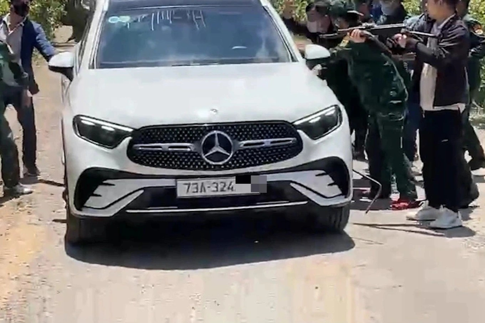 Chặn xe Mercedes, bắt giữ một chủ tiệm spa nổi tiếng - ảnh 2