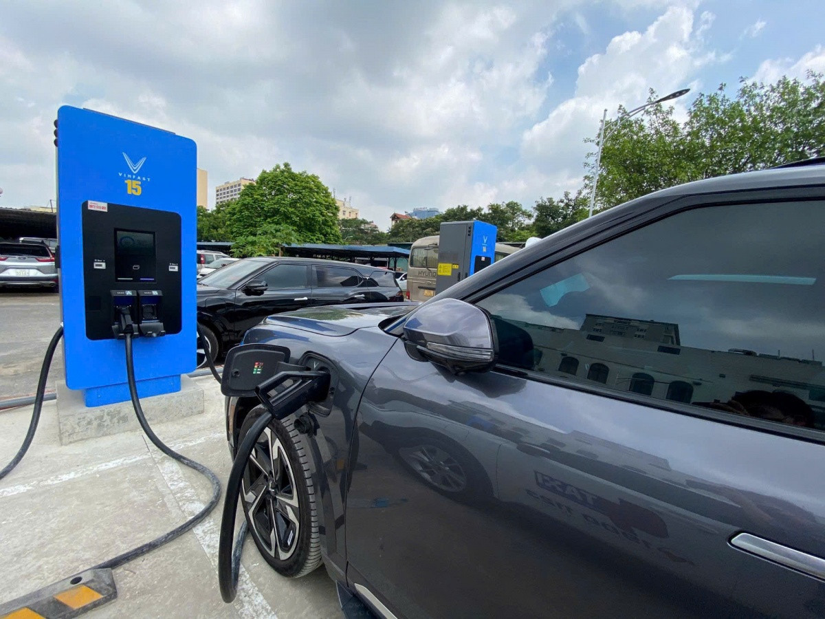 V-Green mở trạm sạc siêu nhanh quy mô lớn đầu tiên tại Cầu Giấy