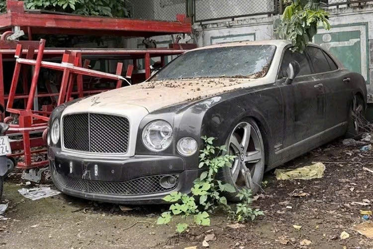 Chiếc Bentley Mulsanne trị giá hàng chục tỷ bị 'bỏ rơi' như sắt vụn ở Hà Nội