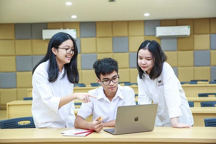 Điểm danh những ngành học dễ tìm việc ở Việt Nam, thu nhập hàng trăm triệu/tháng, nhiều trường đào tạo - ảnh 1
