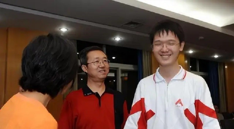 Thiên đồng Toán học 3 lần đoạt Huy chương Vàng quốc tế, thủ khoa kỳ thi khốc liệt nhất thế giới vẫn bị 11 trường ĐH từ chối thẳng thừng, giờ ra sao? - ảnh 2