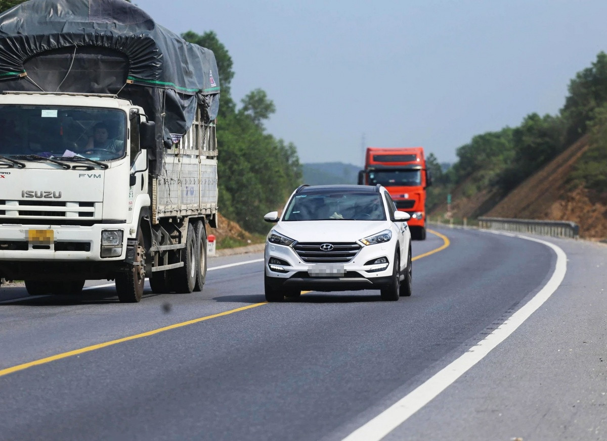 Quy định mới nhất về tình huống vượt xe khác, phải nắm rõ để an toàn, tránh bị phạt lên tới 22 triệu đồng và trừ 10 điểm GPLX