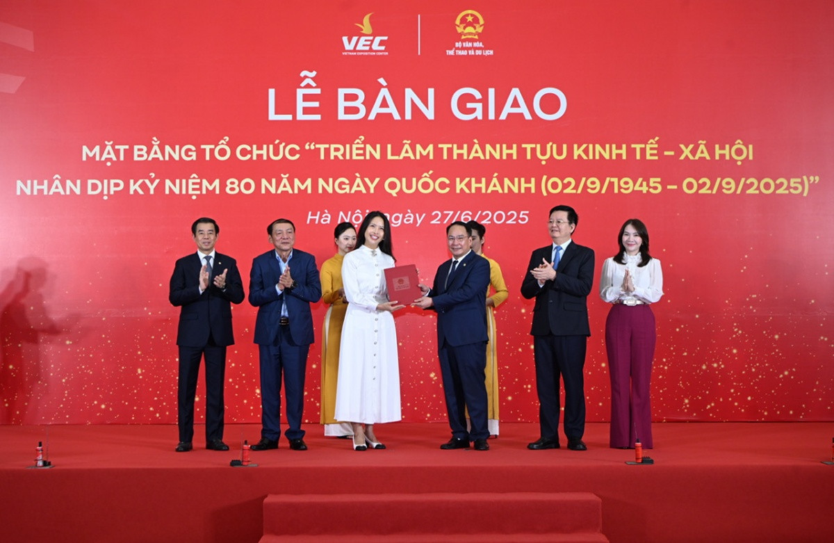 Giữ cam kết với Thủ tướng, Vingroup bàn giao mặt bằng dự án sử dụng 24.000 tấn thép dựng mái vòm