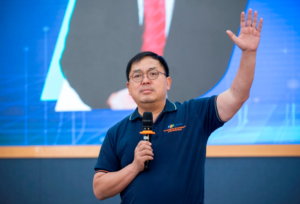 Ông Hoàng Nam Tiến: Đại học không phải là cấp 4, có học hay không là trách nhiệm của bạn, không phải thầy cô! - ảnh 3