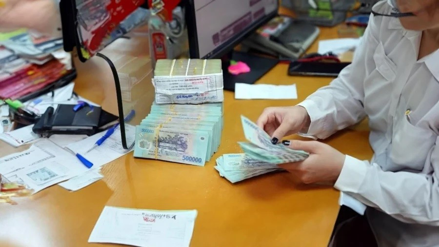 Bà L. đến ngân hàng rút 325 triệu tiền tiết kiệm, nhân viên Agribank thực hiện giao dịch rồi lập tức báo công an - ảnh 1