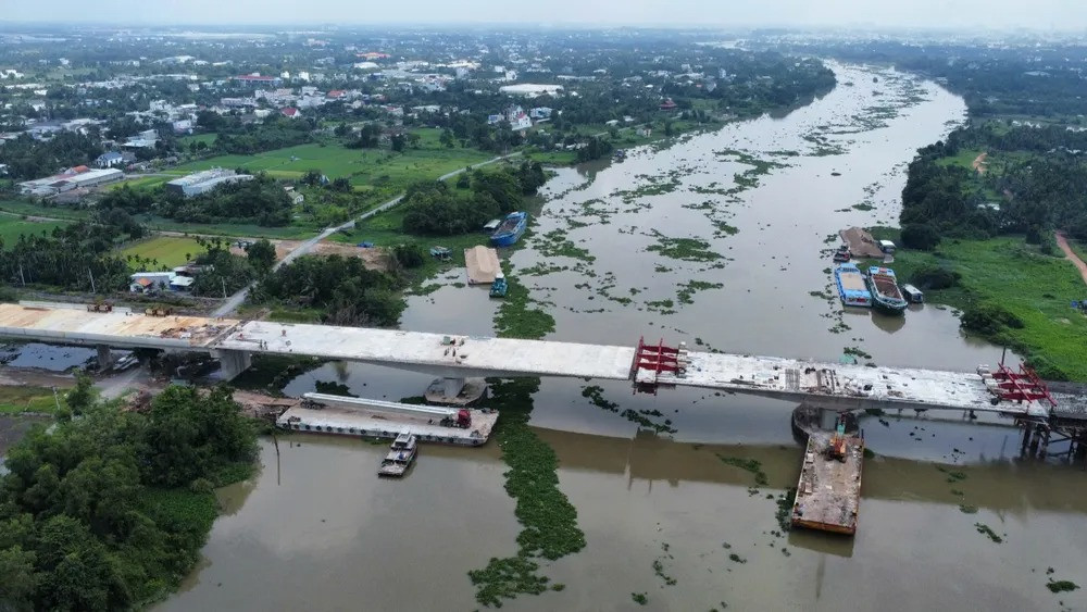 Hợp long cây cầu thứ 3 bắc qua sông Sài Gòn, kết nối một tỉnh vừa sáp nhập vào TP. HCM- Ảnh 1. Hợp long cây cầu thứ 3 bắc qua sông Sài Gòn, kết nối một tỉnh vừa sáp nhập vào TP. HCM- Ảnh 1.