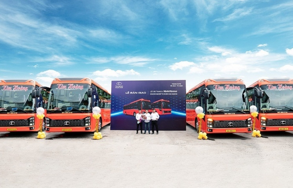 THACO AUTO của ông Trần Bá Dương bàn giao lô xe giường nằm phục vụ thành phố giàu nhất Việt Nam
