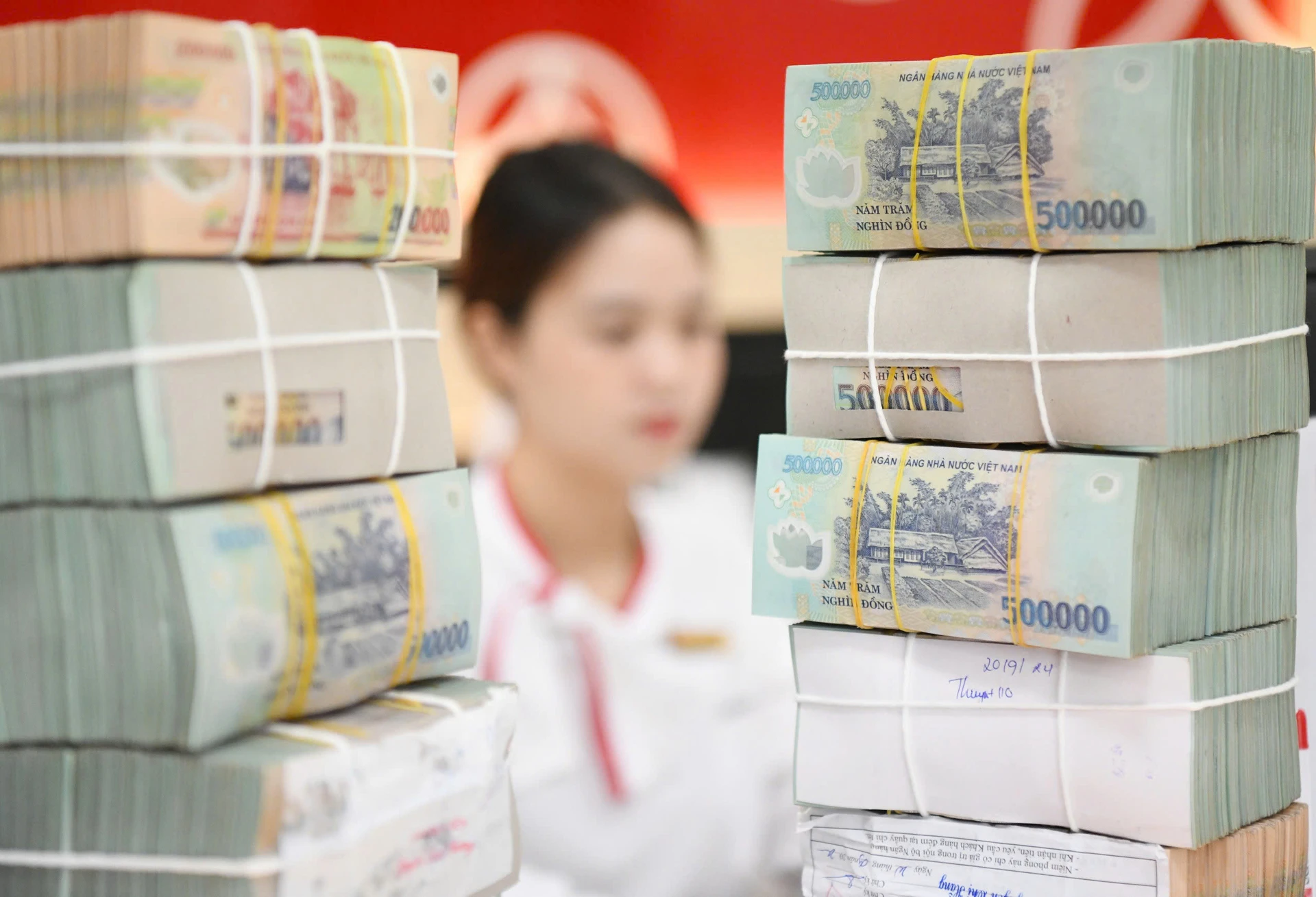 Lãi suất giảm mạnh, vì sao người dân vẫn đổ tiền vào ngân hàng?