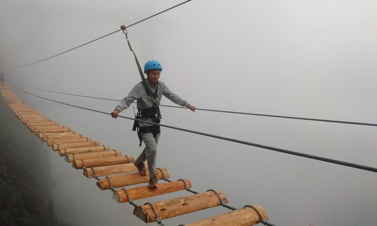 Cầu treo Việt Nam mạo hiểm bậc nhất Đông Nam Á: Chỉ vài tấm gỗ lơ lửng trên độ cao 2.000m để du khách check-in trên mây- Ảnh 1. Cầu treo Việt Nam mạo hiểm bậc nhất Đông Nam Á: Chỉ vài tấm gỗ lơ lửng trên độ cao 2.000m để du khách check-in trên mây- Ảnh 1.